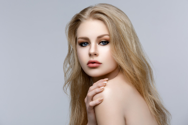 Menina bonita com cabelo longo loiro e maquiagem
 - Foto, Imagem