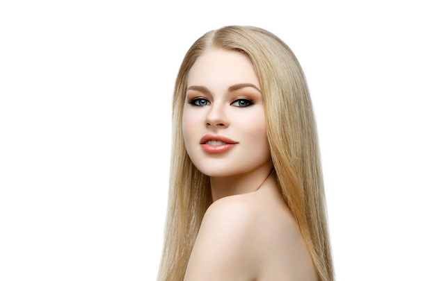 Mooi meisje met blond lang haar en make-up - Foto, afbeelding