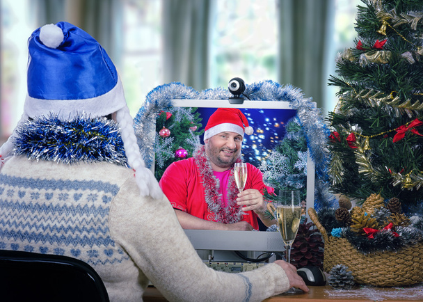 Santa Claus con ayudante celebrar la Navidad en línea
 - Foto, imagen