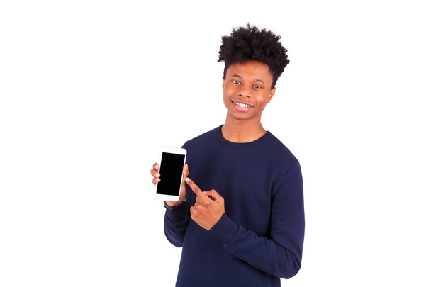Jonge African American man wijzen zijn smartphone scherm - Bla - Foto, afbeelding
