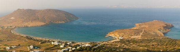 Widok na plaży Molos w Paros island w Grecji. - Zdjęcie, obraz