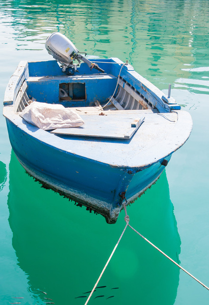 Морський човен з мотором на парковці
 - Фото, зображення