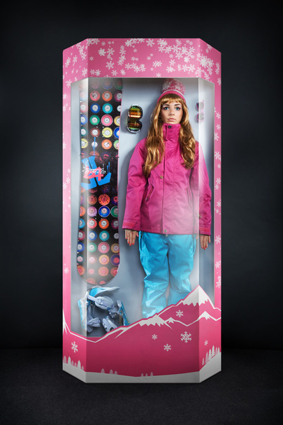 ομορφιά κορίτσι με σύνολο snowboard εξοπλισμός μπότες, γάντια, μάσκα - Φωτογραφία, εικόνα