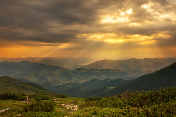 Захід сонця у горах
 - Фото, зображення