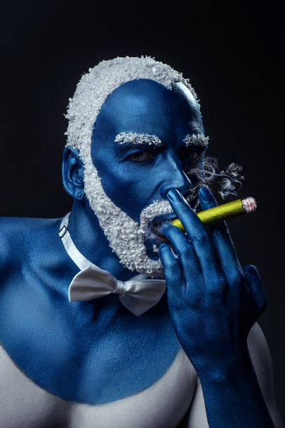 Man in blue color  smoking sigar - Zdjęcie, obraz