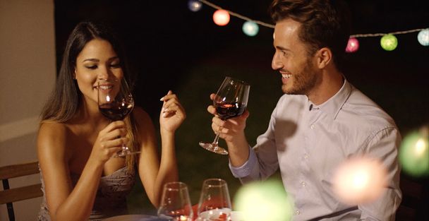 Romantico giovane coppia godendo cena e vino
 - Foto, immagini