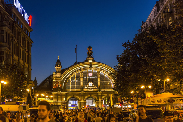 people enjoy the annual Bahnhofsviertel party in Frankfurt - Foto, Imagem