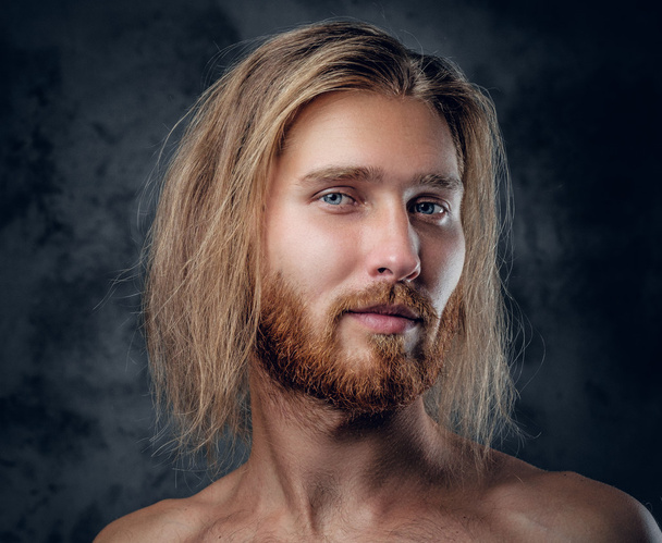 Vörös hajú férfi portréja - Fotó, kép