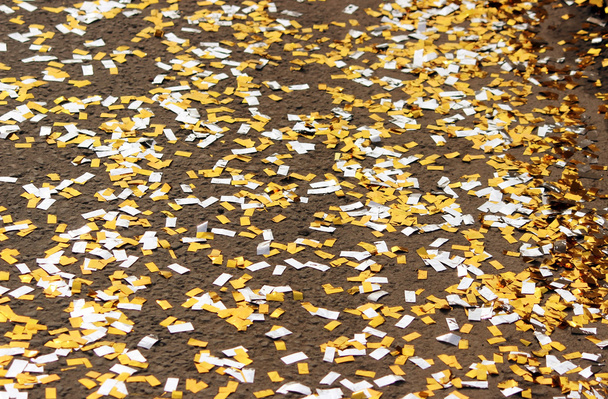 fondo del festival con lentejuelas de oro y plata que yacen en el pavimento y el camino y bokeh
 - Foto, Imagen