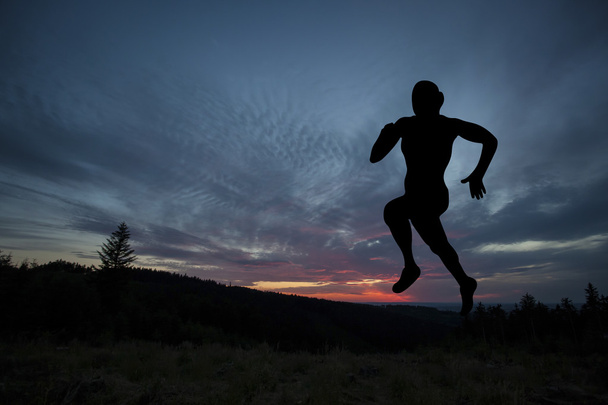 Läufersilhouette beim Outdoor-Crosslauf - Foto, Bild