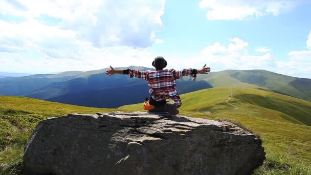 Turist güzel dağ manzarası keyfi bir dağın tepesinde - Video, Çekim