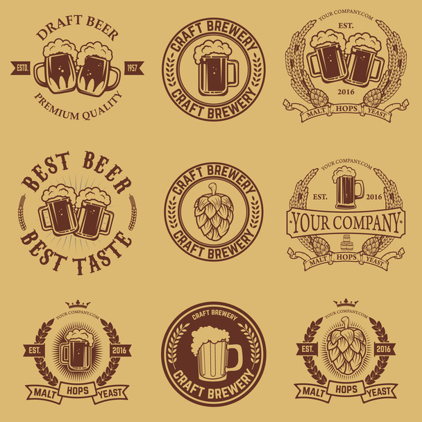 Set de etiquetas plantillas con taza de cerveza. Emblemas de cerveza. Bar. Pub. D)
 - Vector, Imagen