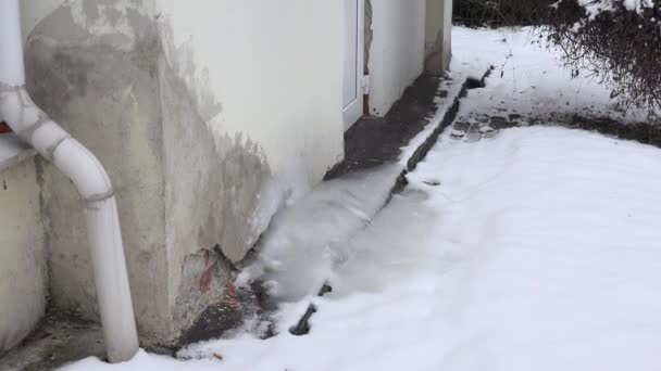 Lakossági légkondicionáló egység a fagyasztott jéggel, a ház falán, télen. 4k - Felvétel, videó