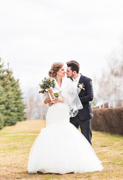 Молода весільна пара насолоджується романтичними моментами зовні на осінній природі
 - Фото, зображення