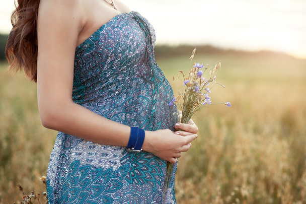 junge schwangere Frau - Foto, Bild