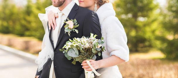 Молода весільна пара насолоджується романтичними моментами зовні на осінній природі
 - Фото, зображення