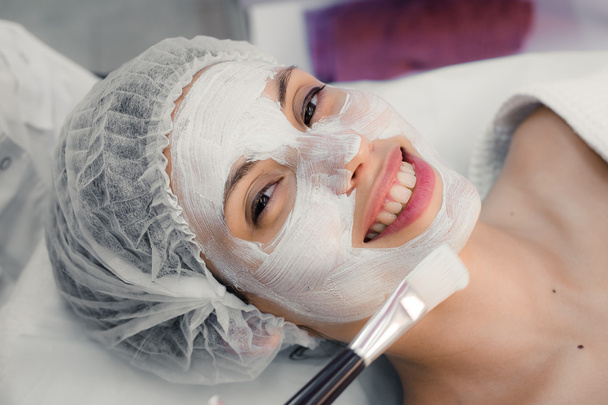 Jovem mulher em procedimentos de spa aplicando máscara
 - Foto, Imagem
