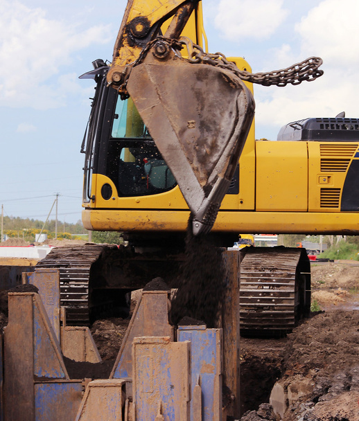 Metal yapıların kurulması - bataklık arazisindeki yol inşaatında toprağın kurutulması için acil destek - Fotoğraf, Görsel