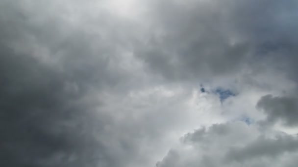 Mraky se pohybují po modré obloze - Záběry, video