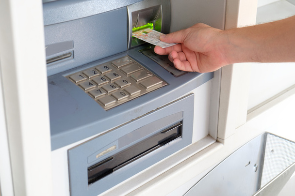 Uomo mano inserendo una carta di credito in un bancomat
 - Foto, immagini