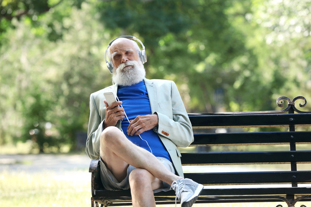 Пожилой человек слушает музыку
  - Фото, изображение