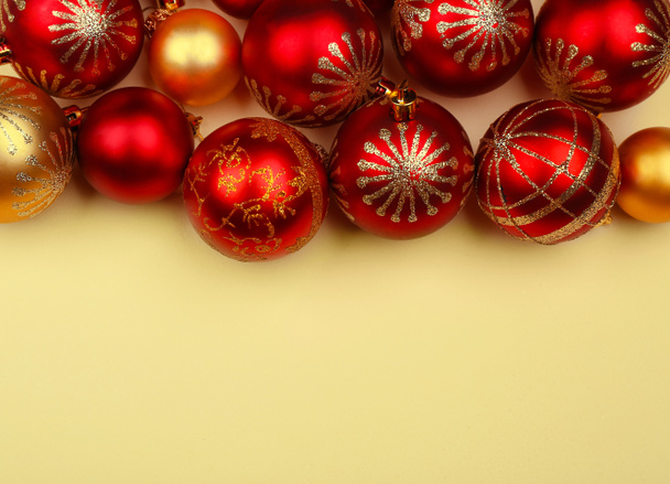 Montón de decoraciones navideñas sobre fondo beige
 - Foto, Imagen