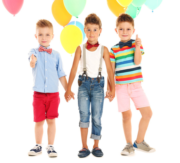 Concept d'anniversaire. Heureux petits garçons avec des ballons colorés sur fond blanc
 - Photo, image