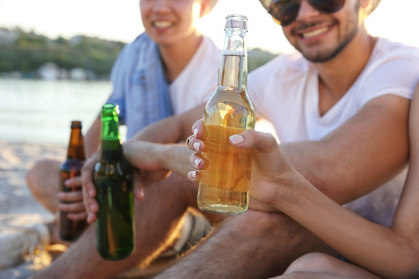 friends hanging out with beer  - Foto, Bild