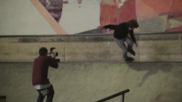 KRASNOYARSK, RUSSIA - MARCH 15, 2014: Young roller skater make jump on fence, extreme flip in air in skatepark. Contest. Challenge. - Footage, Video