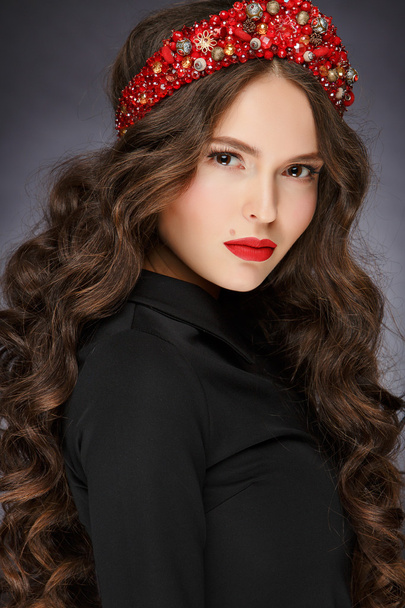 Menina glamourosa muito bonita com tiara vermelha e chique ha saudável
 - Foto, Imagem