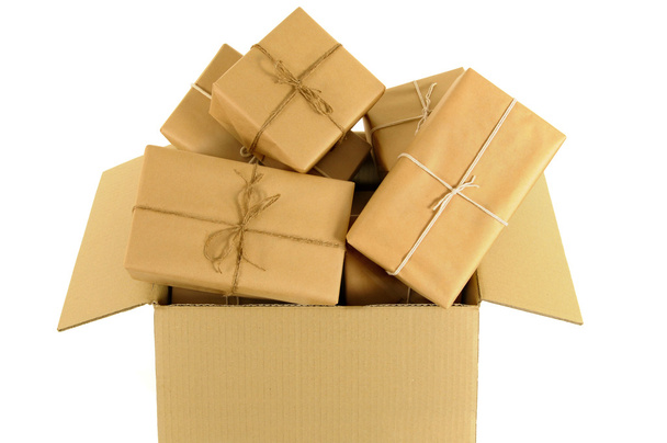 Boîte en carton débordant de paquets enveloppés
 - Photo, image