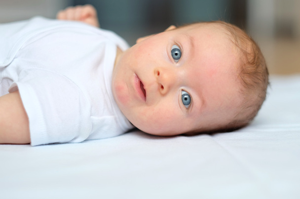 baby boy  in bed - Fotografie, Obrázek