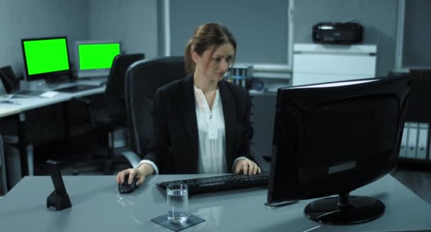 4 k: 若い女性は彼女のコンピューターで座っています。彼女は仕事をしながら水を飲むことは、仕事で喜びを取る - 映像、動画