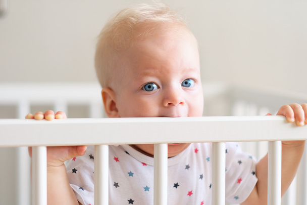 Baby boy in crib - Φωτογραφία, εικόνα