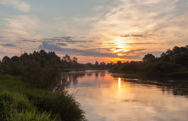 nebliger Sonnenaufgang am Fluss - Foto, Bild