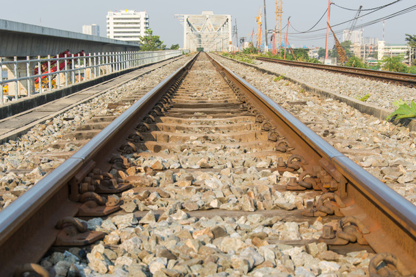 Torów kolejowych do mostu rzeki Chao Phraya - Zdjęcie, obraz