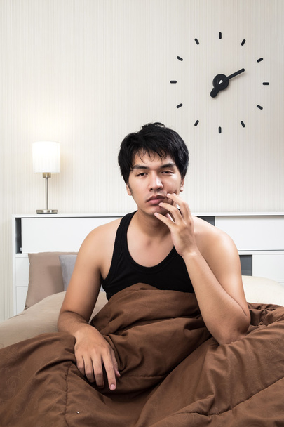asiatischer Mann erst am Morgen aufgewacht - Foto, Bild