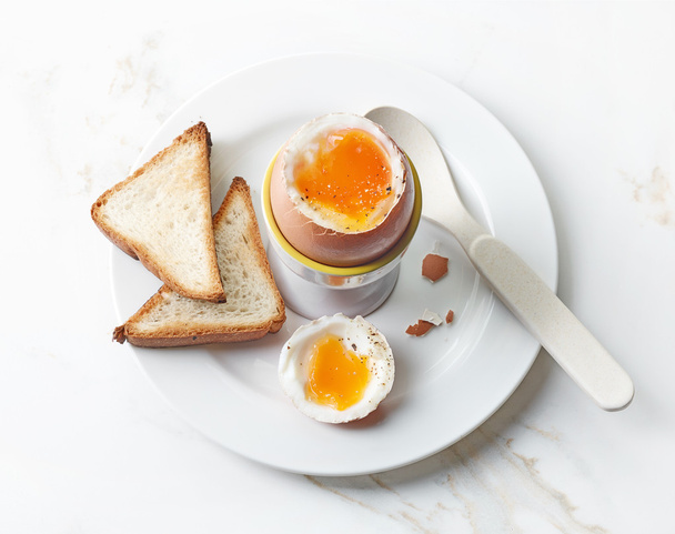 свежеваренное коричневое яйцо
 - Фото, изображение