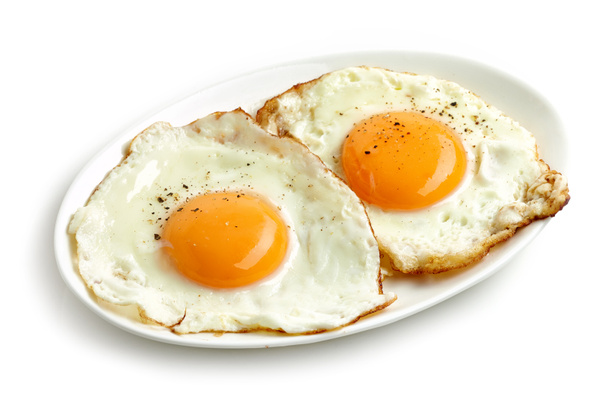 sült tojás fehér háttérrel - Fotó, kép