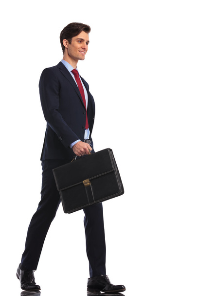 чоловік в костюмі і краватка сміється під час ходьби з портфелем
 - Фото, зображення