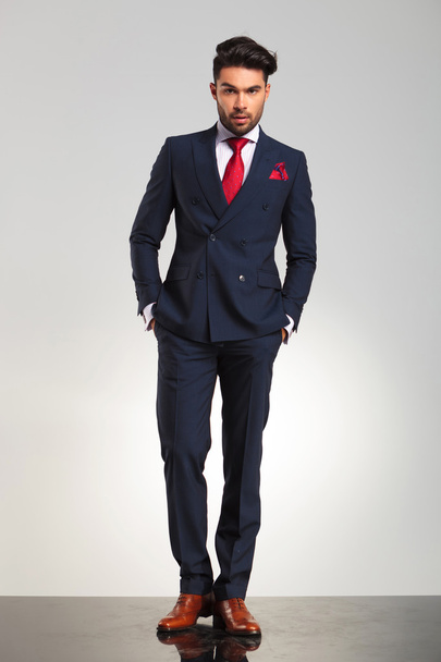  бизнесмен в двубортном костюме, стоящий с поднятыми руками
 - Фото, изображение