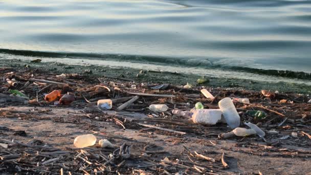 Lixo na costa com água suja
 - Filmagem, Vídeo