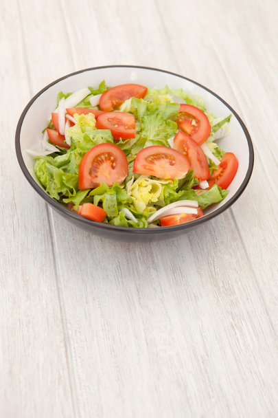 Salatschüssel auf weißem Holzgrund - Foto, Bild