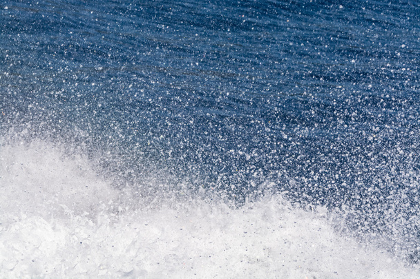 Βαθύ μπλε θάλασσας επιφάνεια με λευκό κύματα αφρού, φόντο, αντιγράψτε sp - Φωτογραφία, εικόνα