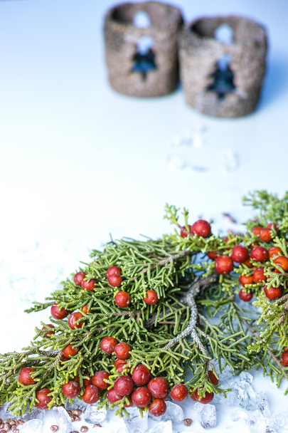 Boże Narodzenie jałowca z jagodami na lodzie chrystal - Zdjęcie, obraz