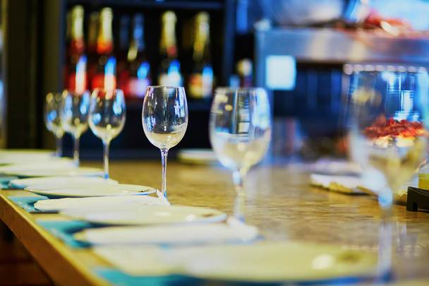 Fila de copos de vinho na mesa no restaurante
 - Foto, Imagem