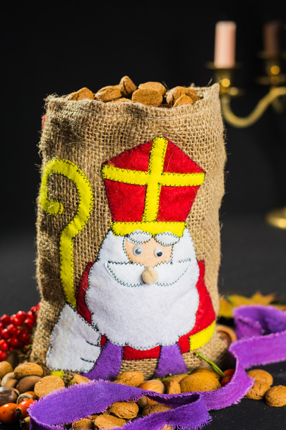 St. Nicholas zak voor kinderen gevuld met traditionele Nederlandse cookies - Foto, afbeelding