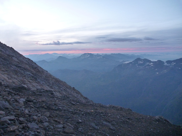 オーストリアアルプスの Wiesbachhorn 山の日の出 - 写真・画像