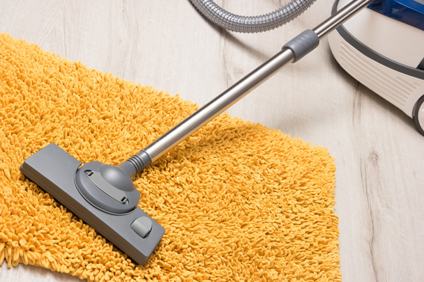 Reinigung von weichen, flauschigen Teppichen vom Staub. - Foto, Bild