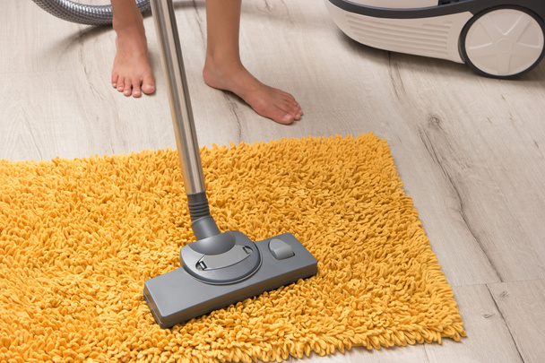Hausfrau putzt Teppich.  - Foto, Bild